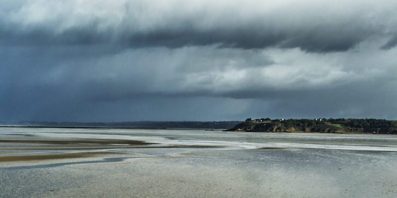 Un grand plan d'eau sous un ciel nuageux, plage du Valais, Saint-Brieuc. Par Pascal Bernardon
